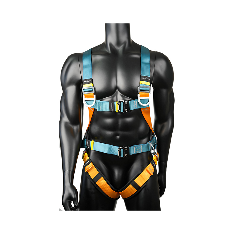 KA02 6 D-renkaat, 2 pikalukitussolkea, iso vyötärötyyny kokovartalorakenne katon turvavaljaat